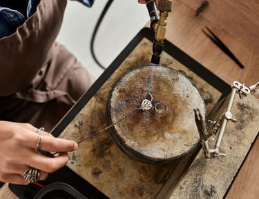 Mujer creando joyas artesanales en Mexico