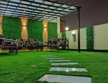 عشب صناعي ومظلات