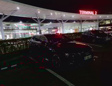 Véhicule TAXI TIME garé devant l'Aéroport de Lyon-Saint-Exupéry