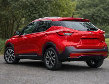 Nissan Kicks 2018 usado vermelho mostrando traseira e design do SUV compacto