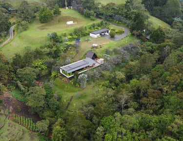 Proyecto de instalación de paneles solares en casa campestre en Colombia