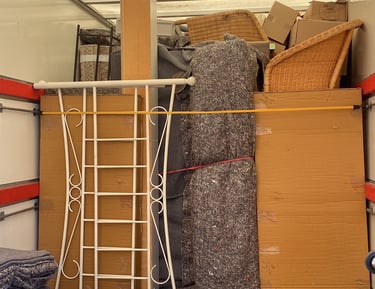 Déménageurs plaçant un canapé dans une camionnette