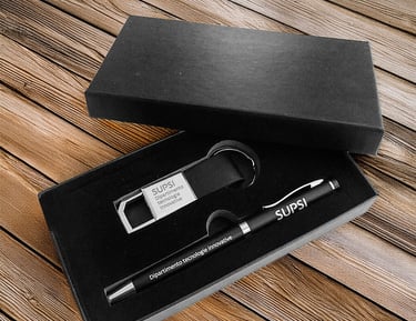 Un cofanetto elegante e funzionale, contenente portachiavi e penna personalizzati