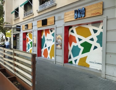 Graffiti en cierre metálico. Para la campaña publicitaria de Cervezas Alhambra (Grupo Mahou).