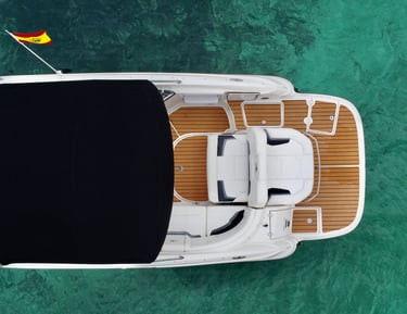 Embarcació de recreo amb solàrium navegant per la costa de Mallorca