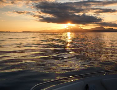 Puesta de sol en barco por la costa de Mallorca - Paseo privado inolvidable