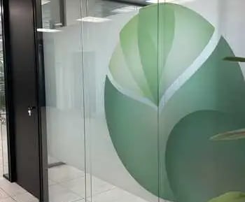 Mampara de oficina con doble cristal y cámara interior, puerta de melamina altura de suelo a techo.