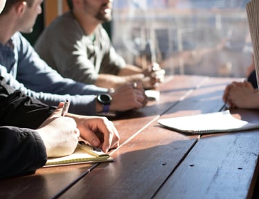 un groupe de personnes assises à une table
