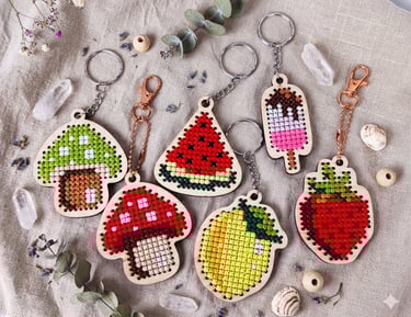 Handgestickter Schlüsselanhänger aus Holz mit Kreuzstich – Erdbeere, Pilz oder Melone