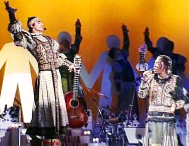 Milton Nascimento e Fabiano Medeiros cantando a música Caçador de mim no show Tambores de Minas.