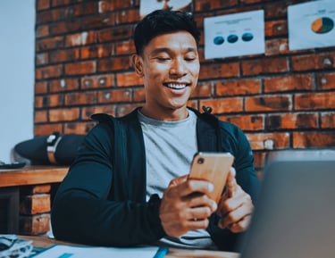Bankeaz | Young migrant opening a B-Free account