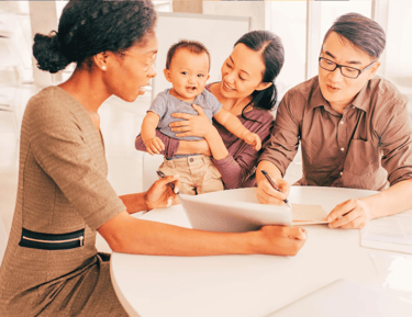 Bankeaz | A migrant family happy to be insured by Bankeaz partners services