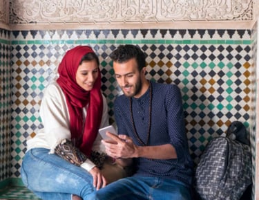 Bankeaz | A migrant couple insuring their mobile with Bankeaz App