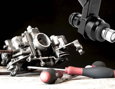 um carburador e um bico injetor e chaves philips