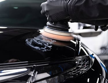 Autopflege: Glanzpolitur wird gleichmäßig auf die Motorhaube aufgetragen