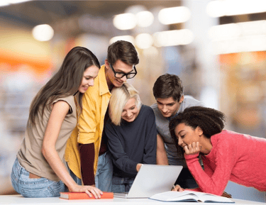 Grupo de jovens discutindo ideias em reunião informal, colaboração no empreendedorismo digital