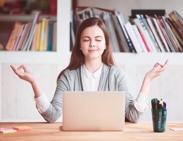 Exercícios diários como meditação, diário emocional e escuta ativa