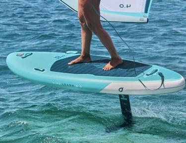 Plaukimas su wing foil lentomis Kuršių mariose – seklus ir saugus vanduo