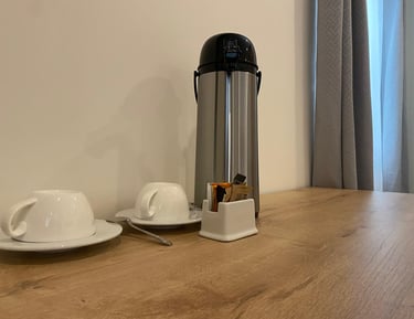 Servicio de café en habitación con cafetera y escritorio en hotel en Huayllay Cerro de Pasco