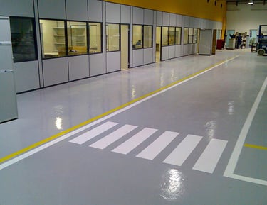 Pinturas resistentes para talleres y espacios de trabajo, mejorando la durabilidad de los suelos.