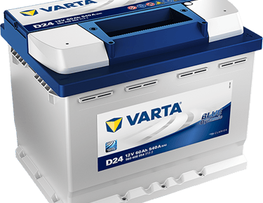 فني يقوم بتركيب بطارية سيارة جديدة في الكويت