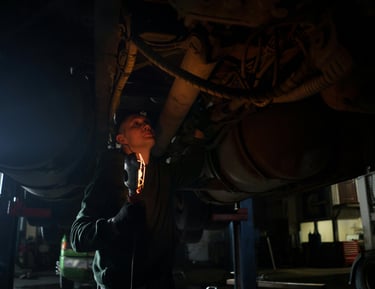montir sedang melakukan pekerjaan saat malam hari