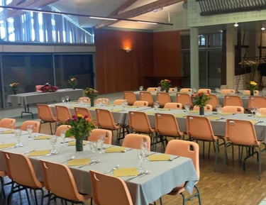 plusieurs tables décorés avec des chaises