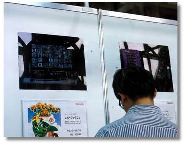 Visitante jogando Wagyan Land 2 (Namco) para o Famicom