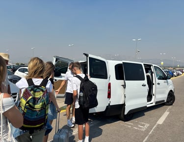 utasok beszállnak a transzferbuszba