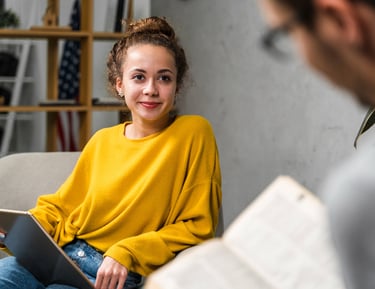 <a href="https://www.freepik.com/free-photo/close-up-students-with-book-tablet-indoors_6355653.htm">