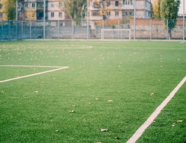 Soluciones de césped artificial para grandes espacios y áreas deportivas. Superficies resistentes, s