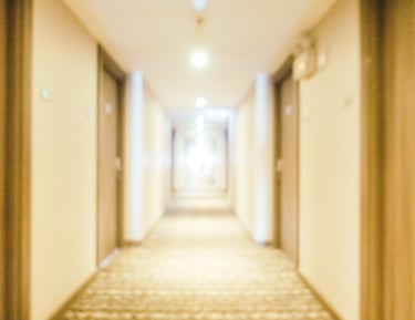 corredor de hotel desfocado