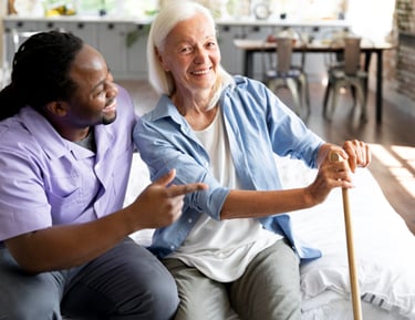mulher idosa sorrindo com homem ao lado