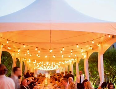 Carpa para eventos en el paso adornada con luces