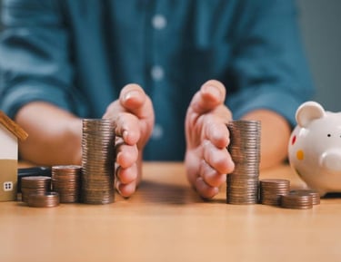 de l argent sur une table est séparé en deux par des mains humaines