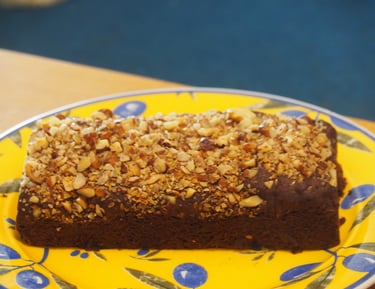 gâteau au chocolat avec des noix et des noisettes concassées