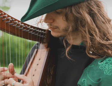 un troubadour du xve siecle avec une harpe