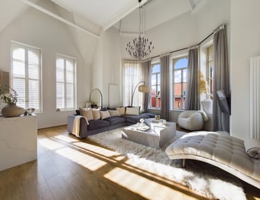 Modernes, lichtdurchflutetes Wohnzimmer mit hohen Decken, grossen Fenstern und stilvoller Einrichtun