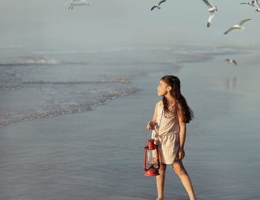 una niña en orilla de la playa