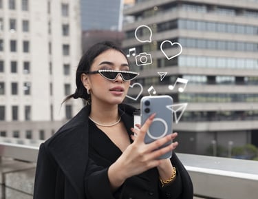 Creadora digital usando el móvil para generar contenido, imagen representativa de un creador digital