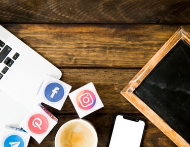 Správa Instagramu a Facebooku pomocí mobilu a digitálních marketingových nástrojů.