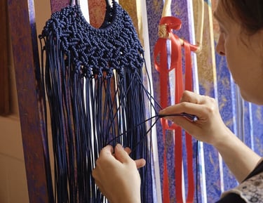 artesana trabajando en telar de macramé