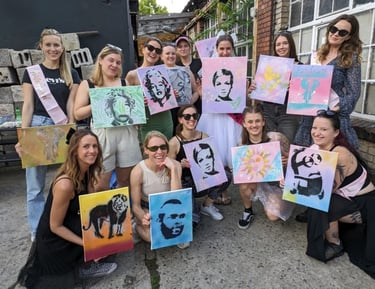 Bachelorette street art workshop in Hamburg with group holding artworks, JGA Graffiti Workshop mit Teilnehmerinnen