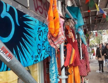 Karoviertel Hamburg street scene shops and alternative culture / Karoviertel Hamburg mit Shops und alternativer Kultur