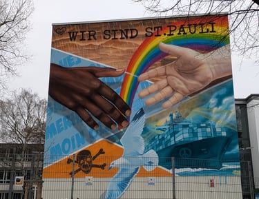 St. Pauli mural in Hamburg with rainbow and hands, “Wir sind St. Pauli”, Street Art und soziales Statement