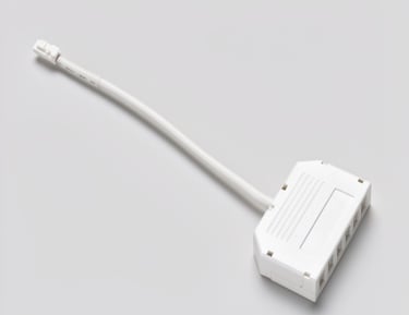 Distribuidor de conexión para derivar la salida de una fuente hacia varias tiras LED.