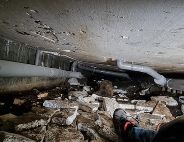 Beschadigde leiding en waterschade in kruipruimte van woning in Rotterdam-Hoogvliet