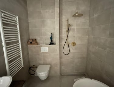 Volledig gerenoveerde badkamer met inloopdouche en wandcloset in woning te Rotterdam-Hoogvliet
