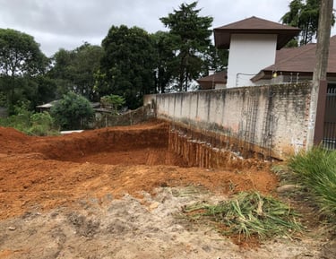 Cortina de contenção, antes de executar a terraplanagem-Arqmaisart