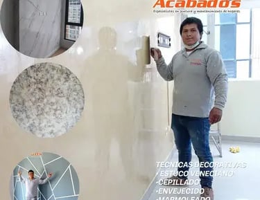 Serviacabados aplicando pintura decorativa en una pared interior en Quito.